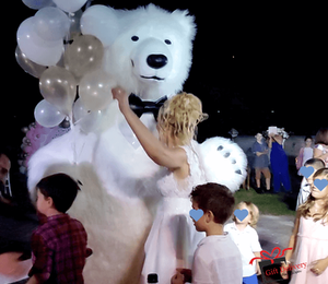 The White Polar Bear came to the wedding to deliver the gift to the bride and groom. Gift Delivery. Wedding gift. Polar bear surprise. White Polar Bear at the wedding.